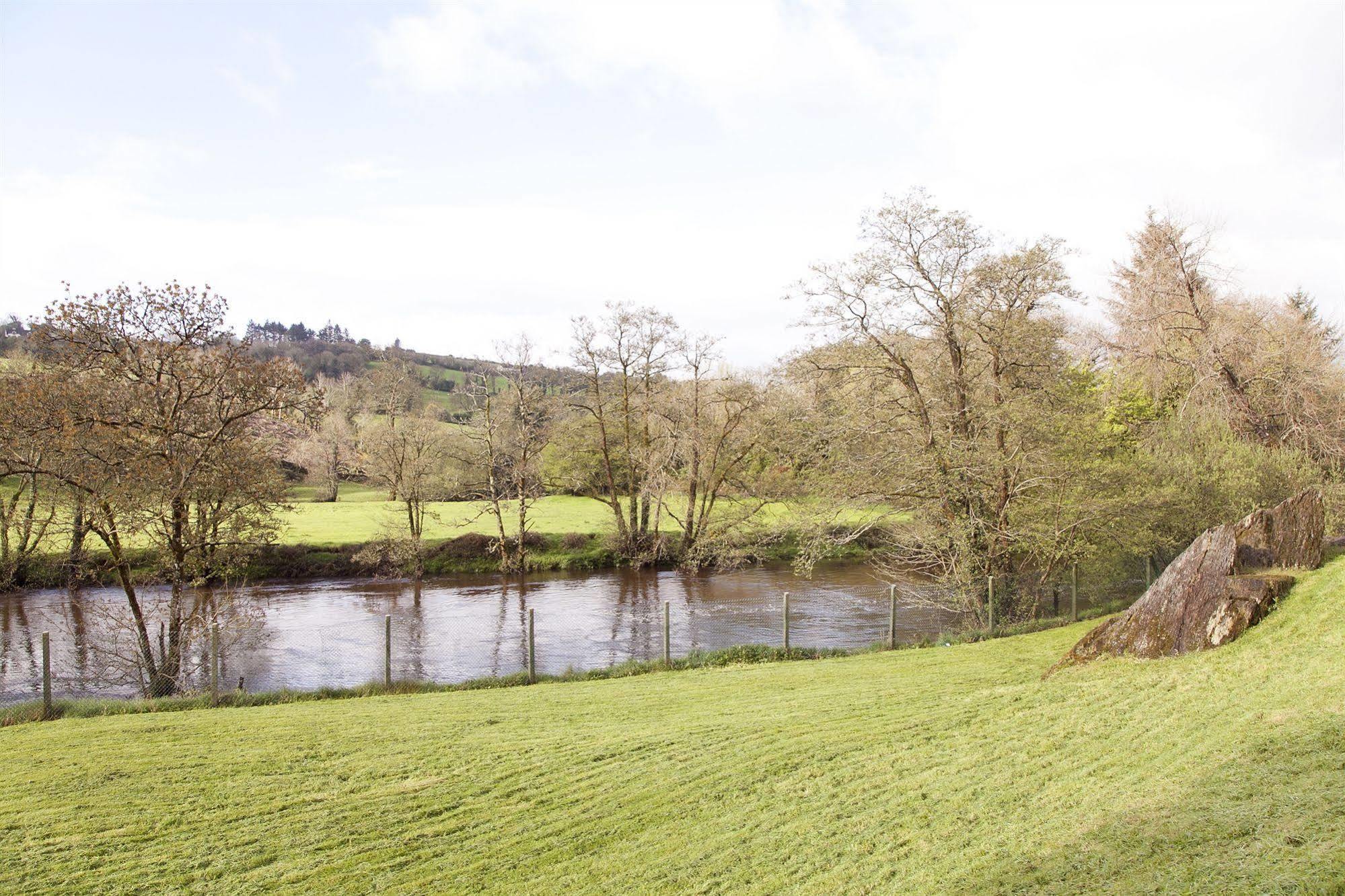 Riverside Park Hotel Macroom Exterior foto